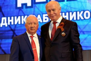 От профсоюза и губернатора