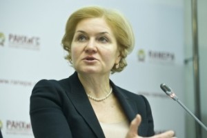 Голодец попросила Путина повысить МРОТ