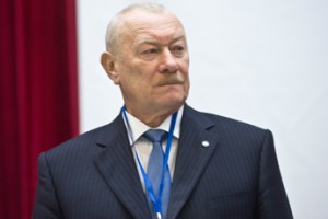 С энергией атома