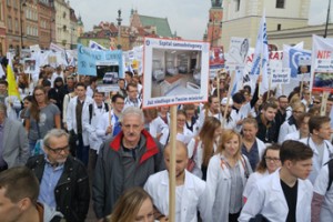 В Варшаве врачи вышли на акцию протеста у здания парламента