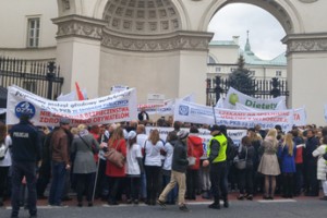 В Варшаве состоялся пикет в поддержку голодающих врачей