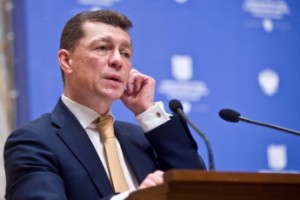 Топилин напомнил регионам о необходимости повысить зарплаты бюджетников