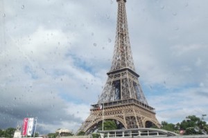 Эйфелева башня закрыта из-за масштабных протестов