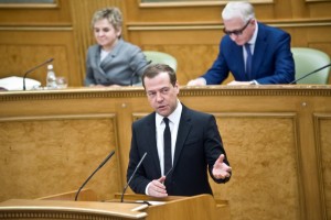 Медведев приказал найти способы повысить доходы россиян