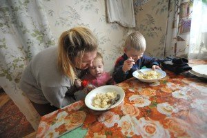 Половине россиян денег хватает только на еду и одежду