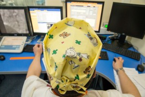 В хлопчатобумажном колпаке и фартуке