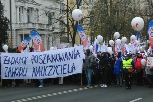 Польские учителя вышли на улицы, требуя повышения зарплат