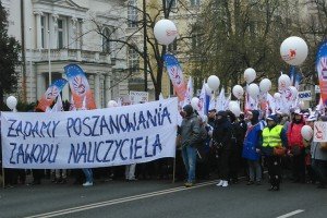Польские учителя вышли на улицы, требуя повышения зарплат