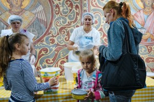  Для нуждающихся семей в трех регионах ввели продуктовые карточки