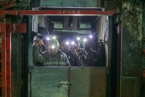 Шахтерам «Алексиевской» выплачивают долги по зарплате