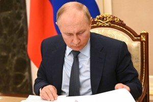 Путин предложил скорректировать показатели бедности с учетом зарплат