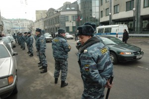 Путин поручил найти средства на индексацию зарплат военным и правоохранителям