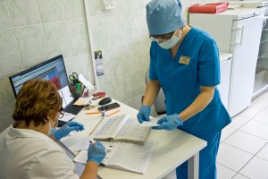 Профсоюз медиков настаивает на двойной оплате за работу в нерабочие дни