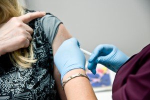 Медикам заплатят за каждого вакцинированного от COVID-19