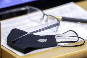 Помощникам депутатов хотят повысить зарплаты на 20%