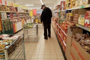 Из-за роста цен для малоимущих предложили ввести продуктовые карточки