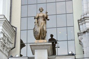 Охранник получил по суду больше, чем ему обещал не заплативший работодатель