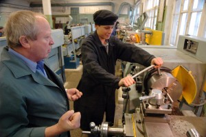 Заводская проходная снова “выводит в люди”