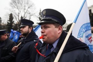 Протестуют люди в форме