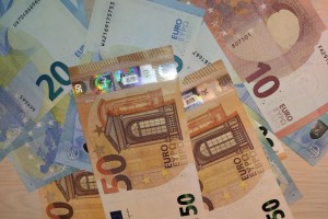 Курс валюты влияет на реальные доходы 62% россиян