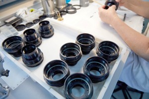 Знаменитые объективы «Зенит» и «Гелиос» выпускают на КМЗ им. Зверева: ручная сборка диафрагмы