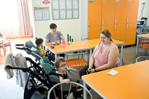 Путин установил соцвыплаты работающим родителям детей-инвалидов