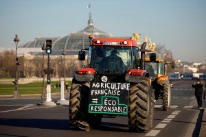 Французские фермеры заблокировали дороги в Париж
