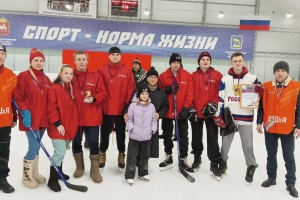 Сотрудники автозавода "Урал" сыграли в хоккей в валенках