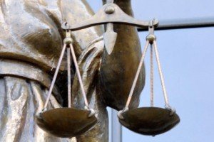 Учитель из Архангельской области оспорит в Конституционном суде включение надбавок в МРОТ