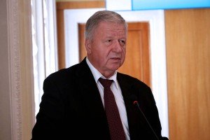 Лидер ФНПР Михаил Шмаков заявил о необходимости усилить госрегулирование оплаты труда