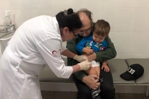 Детские прививки: делать или нет