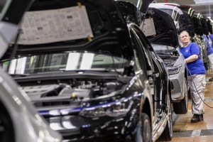 Работники Volkswagen AG остановили производство на один час