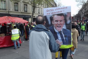 Парламент Франции отправил в отставку правительство Макрона