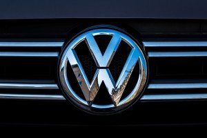 Руководству Volkswagen сократят зарплату по требованию профсоюза