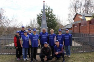 Профсоюзный актив провел субботник по уходу за памятником павшим