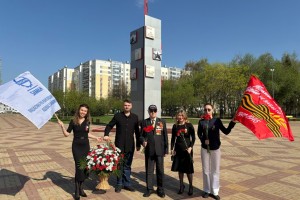 Профактив автомобильного завода возложил цветы в Парке Победы