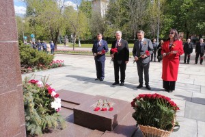 В ФНПР состоялось возложение цветов к мемориалу работникам профсоюзов - ветеранам войны