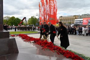 Профлидеры и активисты возложили цветы к Могиле Неизвестного Солдата. Фоторепортаж