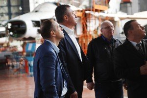 Виктор Пинский попросил Дениса Мантурова помочь сохранить 322 авиаремонтный завод