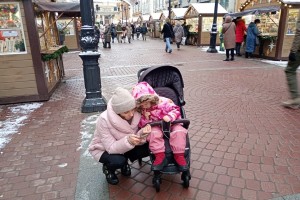 90 тысяч работающих родителей получают пособие по уходу за ребенком