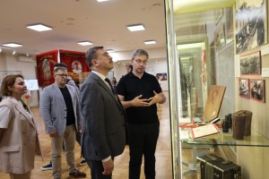 Председатель ФНПР посетил выставку о профсоюзах