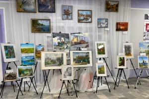 «Рисуем вместе»: марафон искусства объединил профессионалов и любителей на комбинате в Коряжме