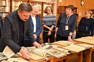 Председатель ФНПР Сергей Черногаев посетил выставку к 120-летию профсоюзного движения