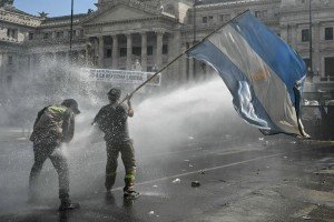 Сенат Аргентины одобрил трудовую реформу на фоне протестов профсоюзов