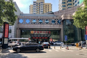 Между партией и работником