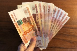 Каждый второй россиянин в этом году получал предложение оплатить покупку наличными