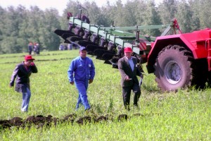 Агрономы обгоняют айтишников: зарплаты в сельском хозяйстве выросли на 14%