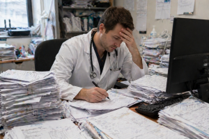 До 30% рабочего времени медработников уходит на заполнение отчётности, сообщили в отраслевом профсоюзе