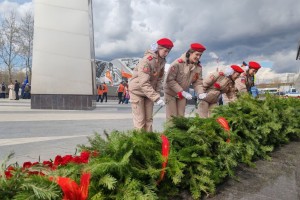 В Казани возложили цветы к стеле «Город трудовой доблести»