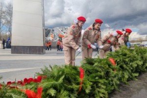 В Казани возложили цветы к стеле «Город трудовой доблести»